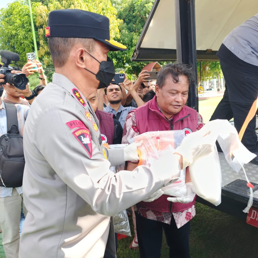 Kapolda NTB Pimpin Pemusnahan 2,4 Kg Sabu dan Ribuan Botol Miras Ilegal, Tegaskan Komitmen Perang Melawan Narkoba
