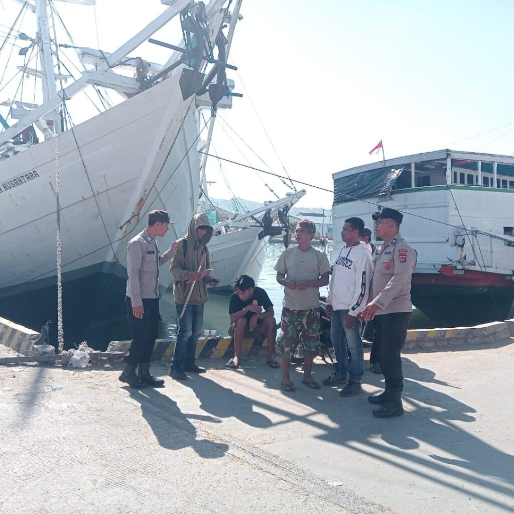 Polsek Kawasan Pelabuhan Laut Bima Gelar Patroli Rutin, Sampaikan Imbauan Kamtibmas kepada Buruh dan ABK
