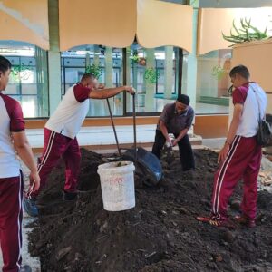 Ditpolairud Polda NTB Gelar Bersih-Bersih Tempat Ibadah dan Berikan Bantuan Alat Keberaihan di Hari Bhayangkara ke-80