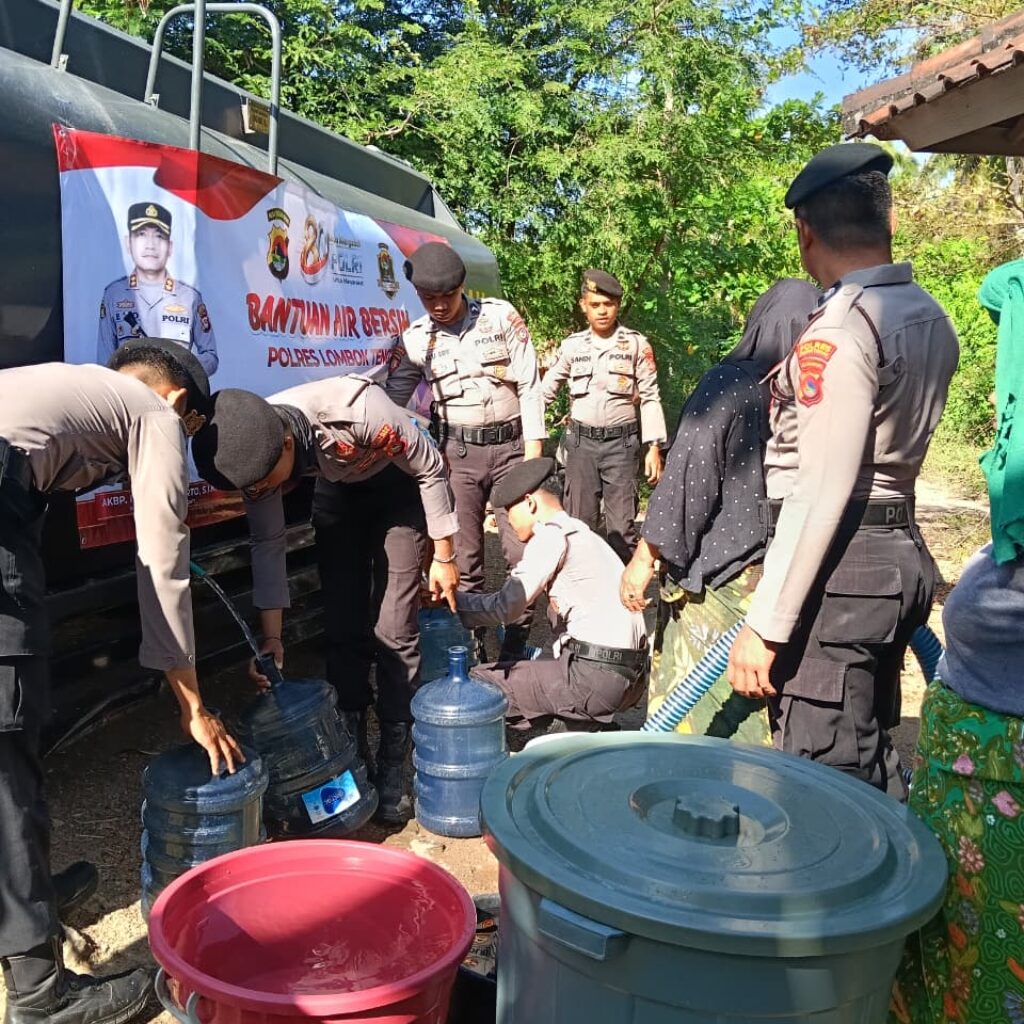 Sambut Hari Bhayangkara ke-80, Polres Loteng Salurkan Air Bersih di Praya Timur.