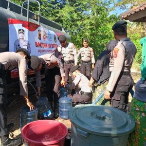 Sambut Hari Bhayangkara ke-80, Polres Loteng Salurkan Air Bersih di Praya Timur.