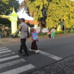 Personel Polsek Suela Laksanakan Rawan Pagi dan Strong Point di Depan SDN 02 Suela