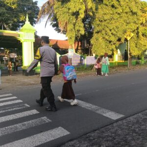 Personel Polsek Suela Laksanakan Rawan Pagi dan Strong Point di Depan SDN 02 Suela
