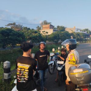 Bhabinkamtibmas Desa Pandan Duri Gelar Patroli Sore di Bendungan untuk Antisipasi Balap Liar dan Tindak Kriminal