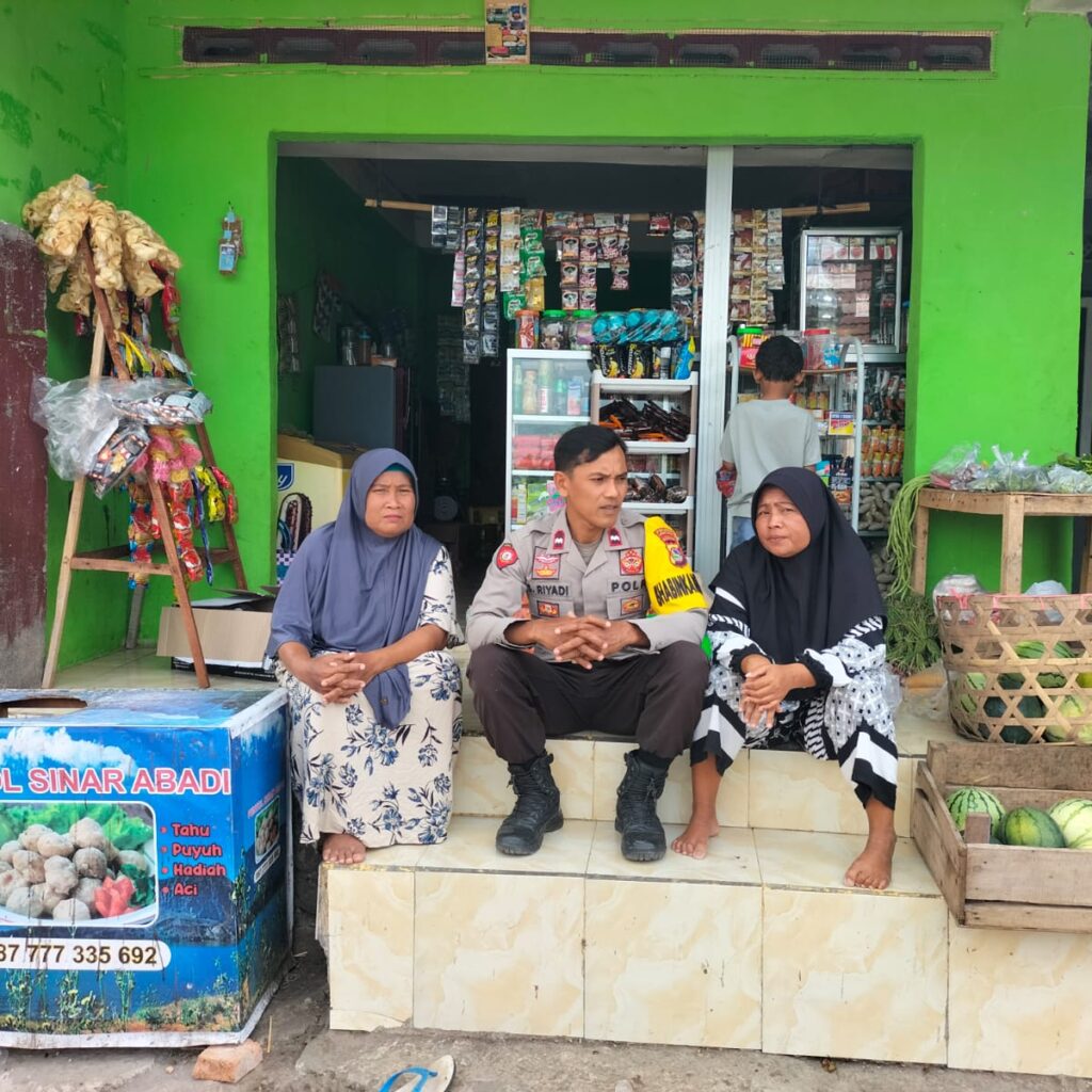 Bhabinkamtibmas Desa Sakra Selatan Jalin Silaturahmi dengan Warga, Sampaikan Himbauan Kamtibmas