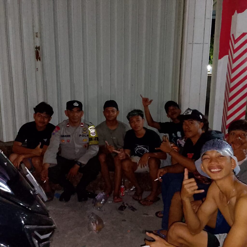 Bhabinkamtibmas Desa Apitaik Gelar Silaturahmi dan Himbauan Kamtibmas kepada Pemuda di Dusun Pernek