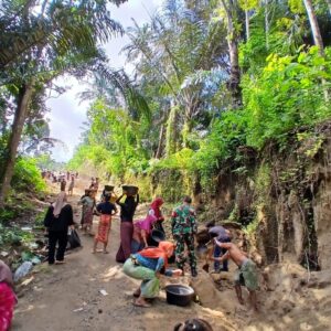 Babinsa dan Warga Bersatu Selamatkan Jalan Tergerus Hujan