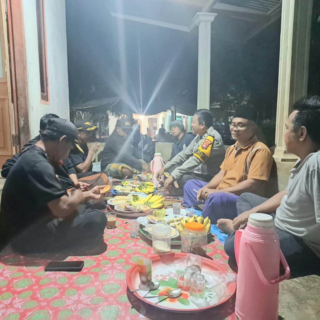 Bhabinkamtibmas Desa Pijot Gelar Silaturahmi dan Ronda Malam, Ajak Warga Perkuat Keamanan Lingkungan