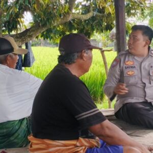 Perkuat Ketahanan Pangan Desa, Polsek Labuapi Dampingi Warga Telagawaru Manfaatkan Lahan Kosong