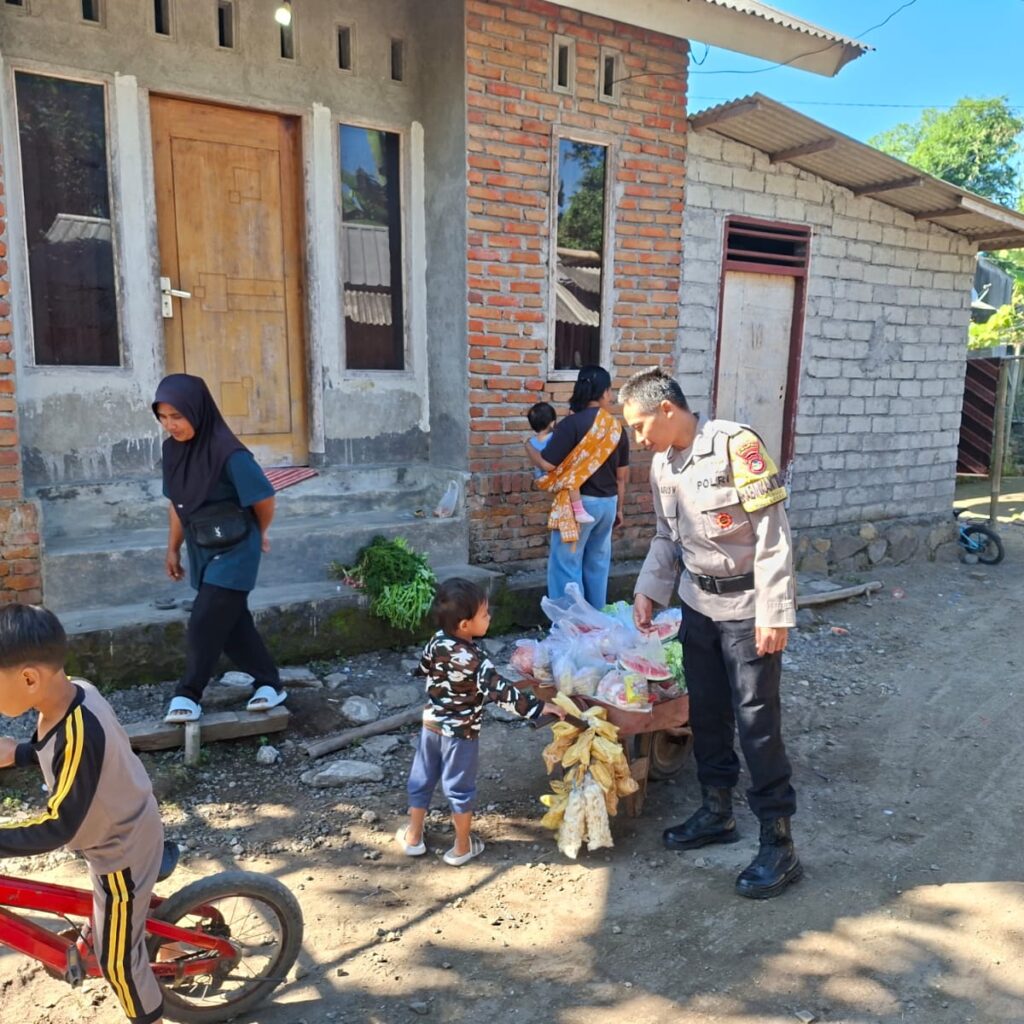 Bhabinkamtibmas Desa Jenggik Jalin Silaturahmi dengan Warga, Sampaikan Imbauan Kamtibmas dan Antisipasi Curanmor