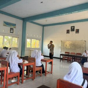 Bhabinkamtibmas Desa Pandan Indah Edukasi Bahaya Narkoba kepada Siswa Baru dalam Kegiatan MPLS