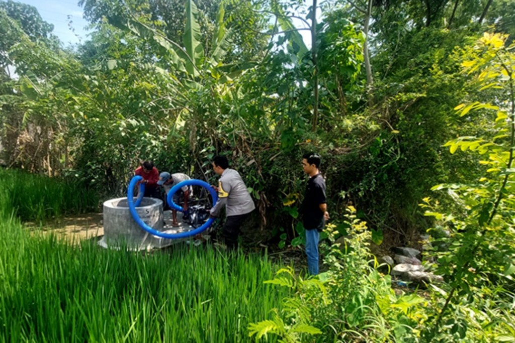 Polsek Labuapi Dampingi Warga Telagawaru Kelola Lahan Produktif
