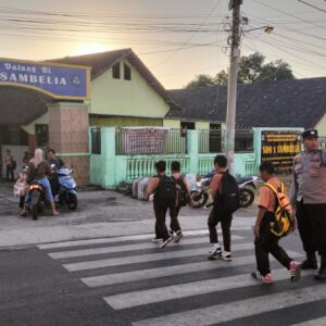 Personel Polsek Sambelia Lakukan Pengaturan Lalu Lintas, Wujudkan Keamanan dan Keselamatan Pengguna Jalan