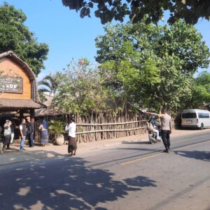Bhabinkamtibmas Polsek Pujut Laksanakan Silaturahmi dan Pengamanan di Rumah Adat Sade