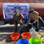 Bhabinkamtibmas dan Babinsa Desa Tanjung Luar Salurkan Bantuan Air Bersih kepada Warga Dusun Toroh Selatan