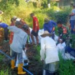 Babinsa Bersama Warga Buka Irigasi, Air Mengalir Harapan Pun Tumbuh
