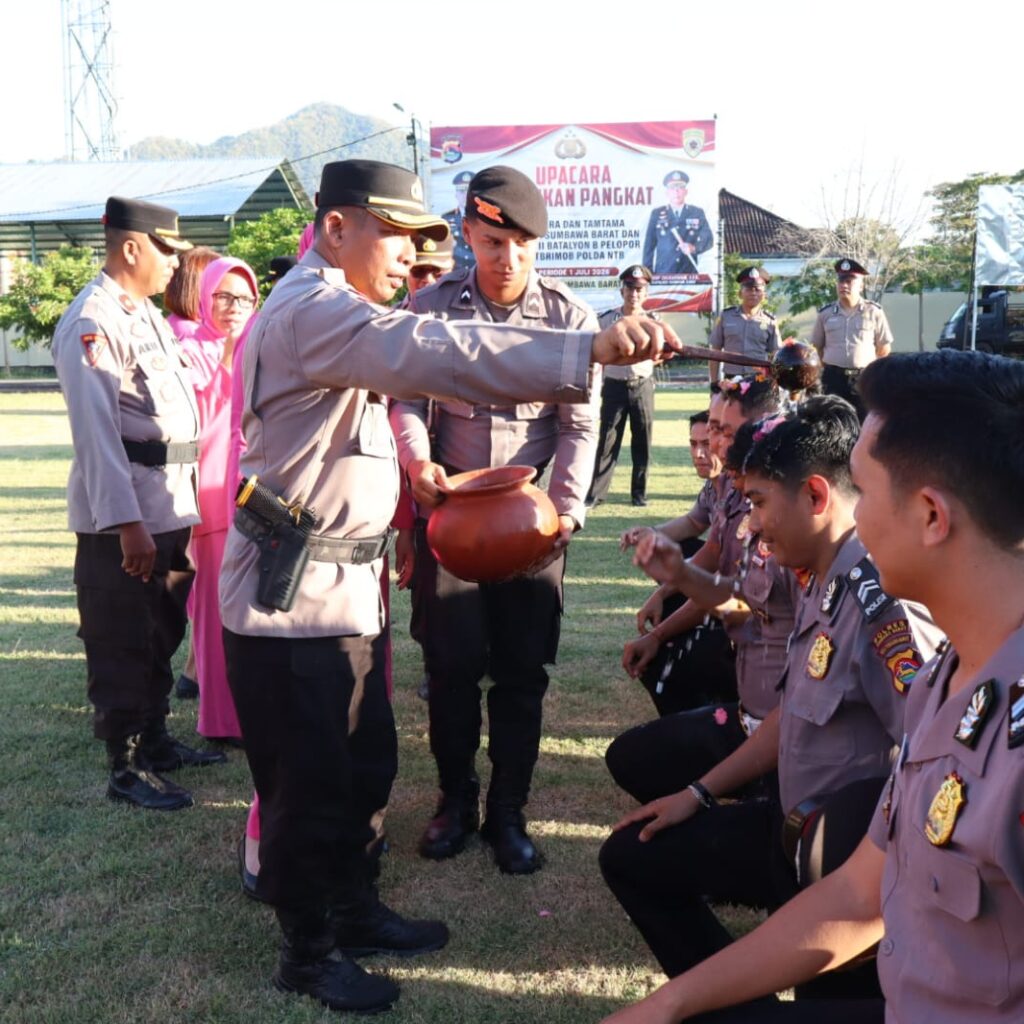 Kapolres Pimpin Upacara Kenaikan Pangkat Personel Polres Sumbawa Barat