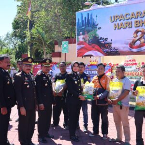 Bakti Sosial Hari Bhayangkara ke-80: Polres Sumbawa Salurkan 500 Kg Beras Gratis untuk Masyarakat