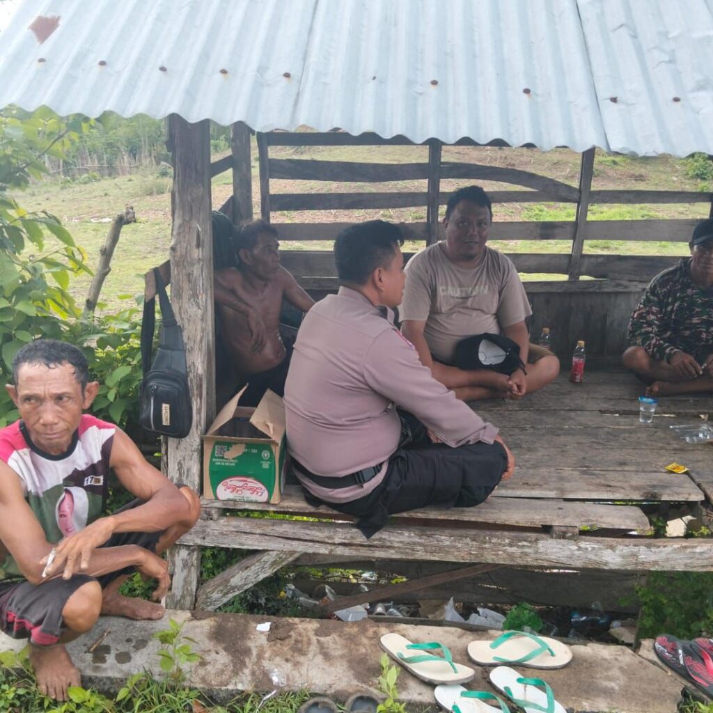 Sambang humanis Bhabinkamtibmas desa konte dorong keamanan dan ketahanan pangan