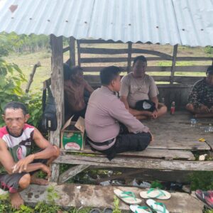 Sambang humanis Bhabinkamtibmas desa konte dorong keamanan dan ketahanan pangan