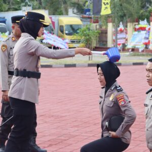 Kapolres Sumbawa Pimpin Upacara Korps Raport Kenaikan Pangkat 78 Personel Polri