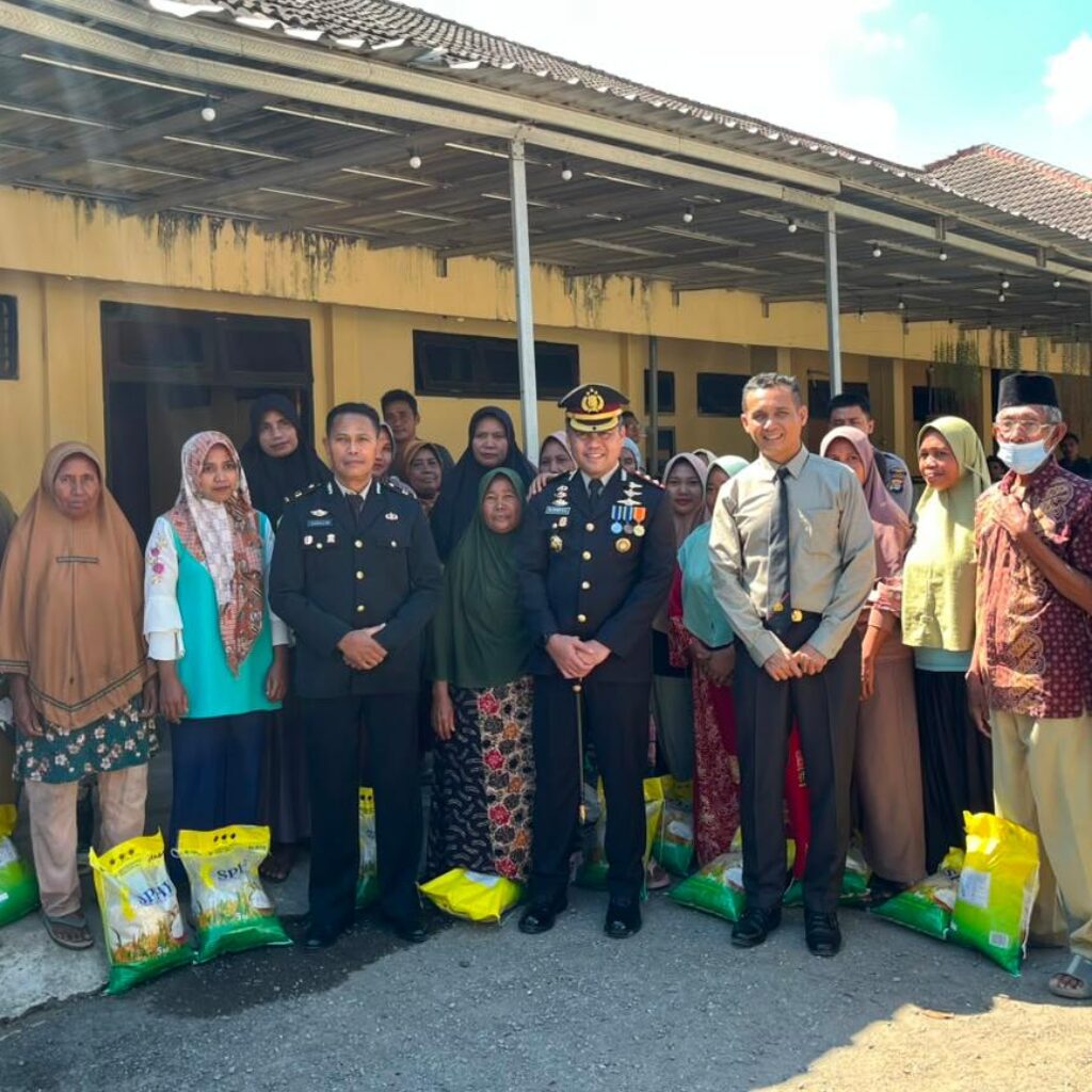Momentum Hari Bhayangkara ke-80, Satbinmas Polres Bima Kabupaten Salurkan Bantuan 500 Kg Beras Gratis Bagi Warga Kurang Mampu
