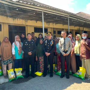 Momentum Hari Bhayangkara ke-80, Satbinmas Polres Bima Kabupaten Salurkan Bantuan 500 Kg Beras Gratis Bagi Warga Kurang Mampu