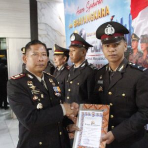 Polres Sumbawa Barat Gelar Syukuran Hari Bhayangkara ke-80, Personel Berprestasi Terima Penghargaan
