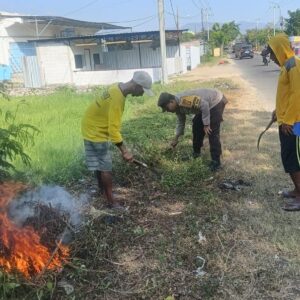 Peduli Kebersihan Lingkungan, Polsek Woha Bersama Pemdes Penapali Gelar Gotong Royong Bersihkan Sampah