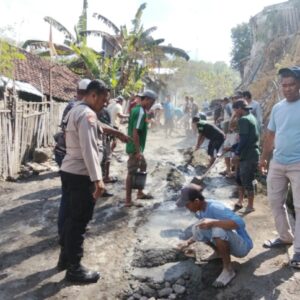 Manfaatkan Momen Gotong Royong, Bhabinkamtibmas Rite Tampung Aspirasi Warga Lewat Jumat Curhat