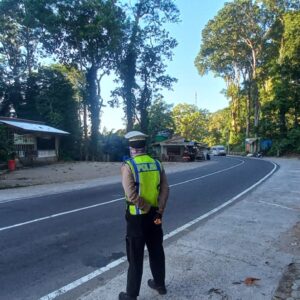 Sat Lantas Polres Lombok Utara Gelar Strong Point Pagi, Atur Arus dan Tertibkan Pelanggar