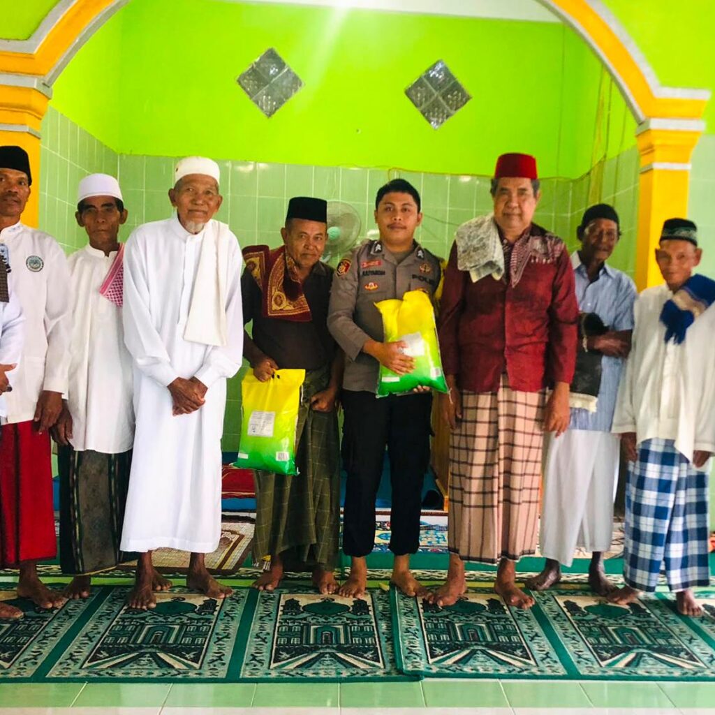 Ikhlas Berbagi dan Ringankan Beban Sesama, Bhabinkamtibmas Polsek Woha Salurkan Bantuan Beras Kepada Lansia