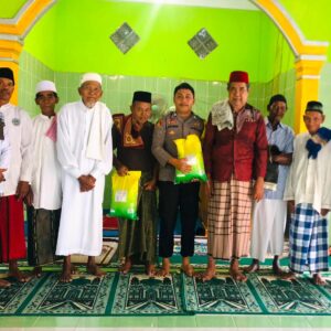 Ikhlas Berbagi dan Ringankan Beban Sesama, Bhabinkamtibmas Polsek Woha Salurkan Bantuan Beras Kepada Lansia