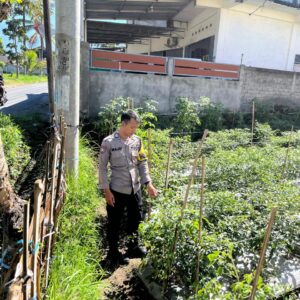 Bhabinkamtibmas Desa Kumbang Perkuat Ketahanan Pangan Lewat Sambang Warga dan Monitoring Lahan Pertanian