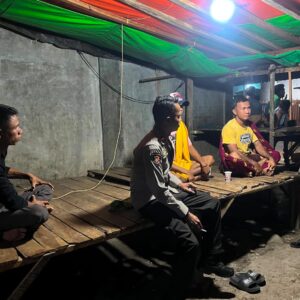 Deteksi dini Gangguan Kamtibmas dan Pererat Silaturahmi, Bhabinkamtibmas Polsek Monta Sambangi Warga Binaan di Malam Hari