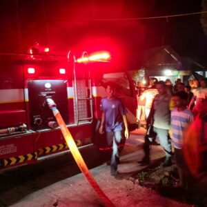 Respons Cepat Polsek Hu’u Tangani Kebakaran Rumah Panggung di Desa Cempi Jaya, Tidak Ada Korban Jiwa