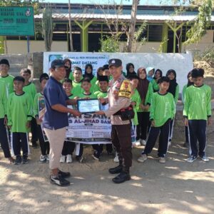 “Police go to School” Bhabinkamtibmas Polsek Woha Jadi Pemateri Orientasi Siswa Baru di MTS Al-Jihad