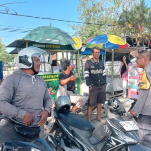 Sambang dan Silaturahmi Bhabinkamtibmas Karijawa Perkuat Kemitraan Polri dengan Masyarakat