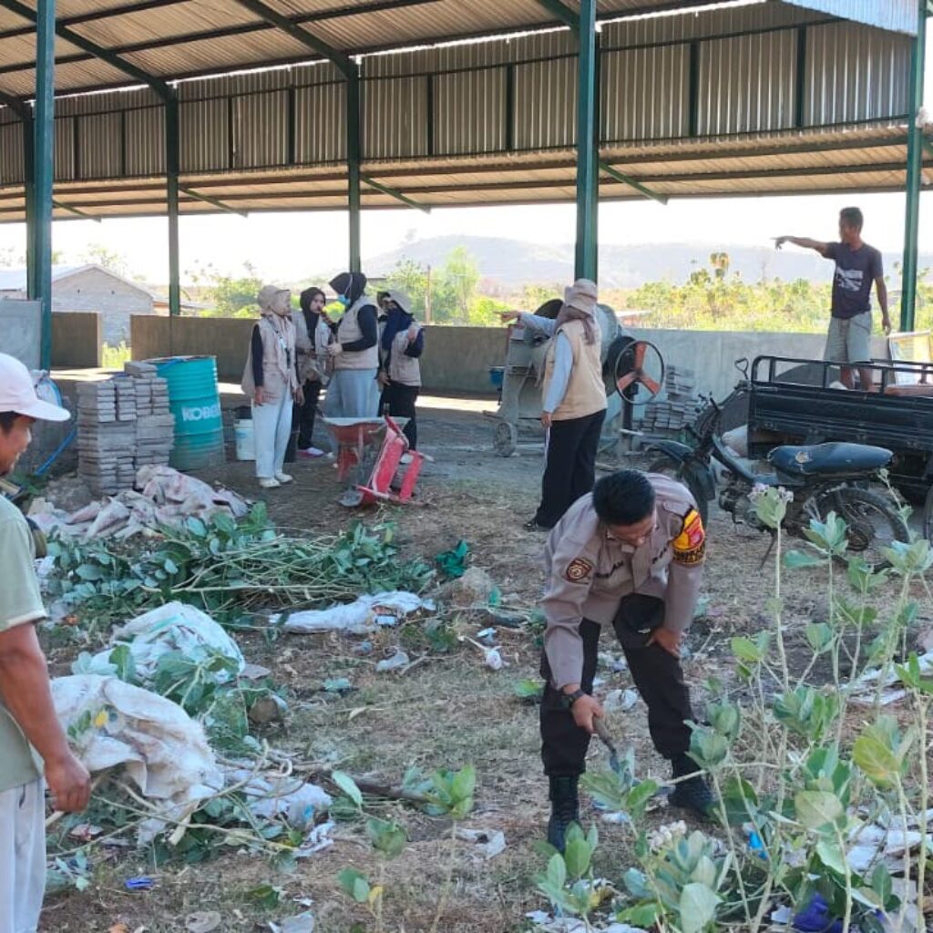 Bhabinkamtibmas Polsek Kilo Bersama TNI, Pemerintah Desa dan Mahasiswa KKN Gelar Gotong Royong Jumat Bersih