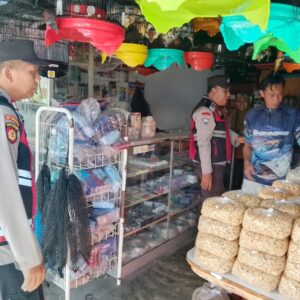 Patroli Polsek Tanjung, Imbau Pedagang Waspada Uang Palsu dan Cuaca Ekstrem