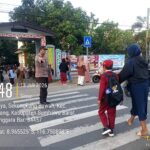 Wujud Pelayanan Presisi, Polsek Sekongkang Intensifkan Rawan Pagi di Depan Sekolah