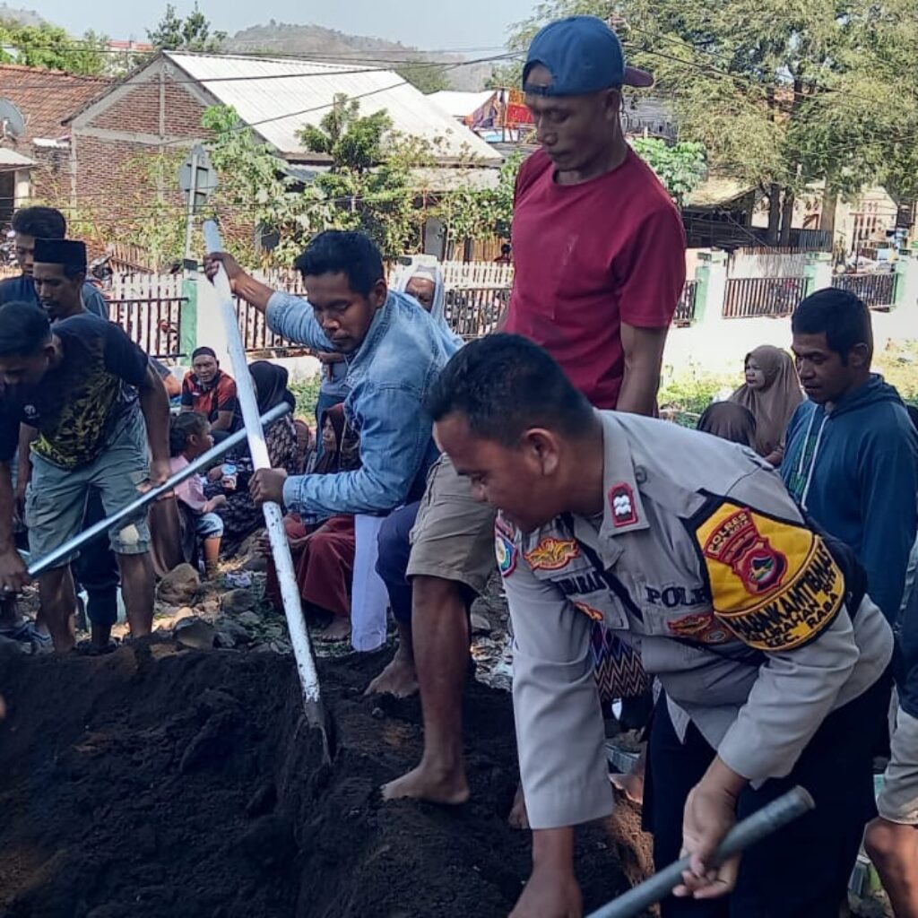 Polres Bima Kota Hadir di Tengah Duka, Bhabinkamtibmas Berikan Dukungan Moril kepada Keluarga Almarhumah