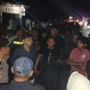Humanis dan Persuasif, Polres Dompu Selesaikan Aksi Protes Warga Melalui Dialog  Dompu, 14 Juli 2026 – Polres Dompu melalui Polsek Woja bergerak cepat merespons aksi protes yang dilakukan oleh sejumlah masyarakat di Lingkungan Dore, tepatnya di depan Apotek Ilham dan Cabang PDAM Kelurahan Simpasai, Kecamatan Woja, Kabupaten Dompu, pada Sabtu (11/7/2026) malam.  Aksi tersebut dilakukan oleh keluarga korban bersama warga yang menuntut percepatan penanganan dua perkara yang telah dilaporkan ke Polres Dompu, yakni dugaan pelemparan terhadap Muh. Julfikar alias Memet serta dugaan penganiayaan terhadap Imam Hambali alias Jery.  Menindaklanjuti aksi tersebut, Kapolsek Woja IPTU M. Norkurniawan, S.H., bersama personel segera mendatangi lokasi untuk melakukan dialog dan negosiasi dengan perwakilan keluarga korban. Dalam kesempatan itu dijelaskan bahwa kedua perkara masih dalam proses penyelidikan dan penyidikan oleh Satreskrim Polres Dompu sesuai prosedur hukum yang berlaku. Pihak keluarga juga diimbau agar memberikan kesempatan kepada penyidik untuk mengumpulkan alat bukti, memeriksa saksi, serta mengungkap fakta-fakta yang berkaitan dengan perkara tersebut.  Selanjutnya, Kabag Ops Polres Dompu AKP Sudirman, S.H., M.M., bersama penyidik Satreskrim Polres Dompu didampingi Kapolsek Woja menemui keluarga kedua korban secara bergantian untuk memberikan penjelasan mengenai perkembangan penanganan perkara. Polisi juga meminta dukungan masyarakat apabila memiliki informasi atau saksi yang dapat membantu proses penyelidikan, termasuk upaya pemeriksaan rekaman CCTV di sekitar lokasi kejadian.  Setelah menerima penjelasan tersebut, keluarga korban bersama masyarakat memahami proses hukum yang sedang berjalan dan memberikan waktu kepada penyidik untuk bekerja secara profesional. Blokade jalan kemudian dibuka kembali sehingga arus lalu lintas kembali normal, aman, dan lancar.  Kapolres Dompu AKBP Sodikin Fahrojin Nur, S.I.K., melalui Kasi Humas Polres Dompu IPTU I Nyoman Suardika, menyampaikan bahwa Polres Dompu memahami harapan keluarga korban agar perkara dapat segera terungkap. Namun demikian, setiap penanganan perkara pidana harus dilaksanakan secara profesional, objektif, dan berdasarkan alat bukti yang sah sesuai ketentuan hukum.  “Kami mengapresiasi sikap masyarakat yang tetap mengedepankan komunikasi dan menerima penjelasan yang telah disampaikan. Polres Dompu berkomitmen menangani setiap laporan secara serius, profesional, transparan, dan sesuai prosedur hukum yang berlaku. Kami juga mengajak masyarakat untuk bersama-sama menjaga situasi kamtibmas agar tetap aman dan kondusif serta memberikan informasi yang dapat membantu proses penyelidikan,” ujar IPTU Nyoman.  Polres Dompu menegaskan akan terus mengoptimalkan proses penyelidikan terhadap kedua perkara tersebut hingga memperoleh bukti yang cukup untuk mengungkap pelaku sesuai ketentuan hukum yang berlaku, sekaligus memastikan keamanan dan ketertiban masyarakat tetap terjaga di wilayah Kabupaten Dompu.  Demikian Rilisan Resmi Humas Polres Dompu