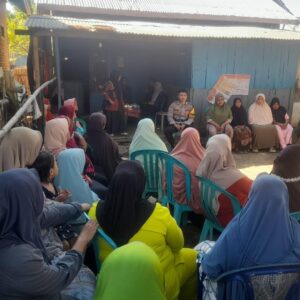 Bhabinkamtibmas Polsek Madapangga Dampingi Tim PKH Yang Melaksanakan Sosialisasi di Desa Dena