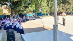 “Police go to school” Bhabinkamtibmas Polsek Woha Jadi Pemateri Sosialisasi Pencegahan Kenakalan Remaja di SMPN I Woha