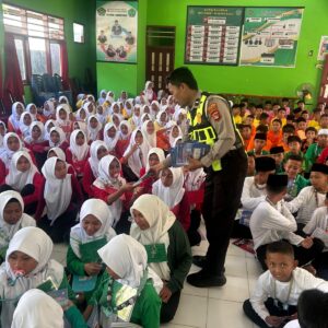 Satlantas Polres Sumbawa Barat Edukasi Keselamatan Berlalu Lintas Melalui Program Police Goes to School
