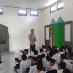Anggota Piket Polsek Jereweh Berikan Penyuluhan Kamtibmas kepada Santri
