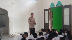 Anggota Piket Polsek Jereweh Berikan Penyuluhan Kamtibmas kepada Santri