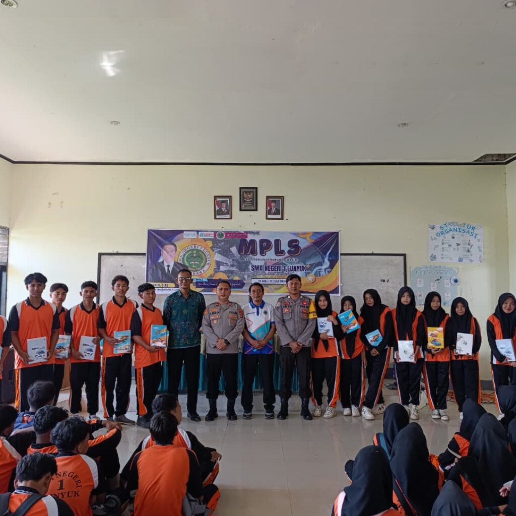 Tutup MPLS SMAN 1 Lunyuk, Kapolsek Lunyuk Berikan Edukasi Hukum Sekaligus Santuni Siswa Yatim