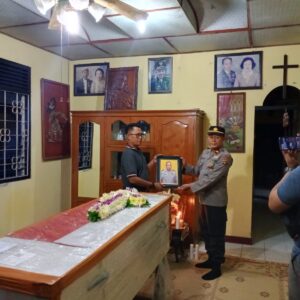 Wujud Penghormatan Terakhir, Polres Sumbawa Kawal Pemulangan Jenazah Almarhum Aiptu J. Ari Tjandra Adji ke Solo